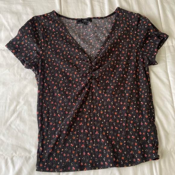 It’s a size medium with a floral design and a v-neck cut with a black background - Picture 1 of 1